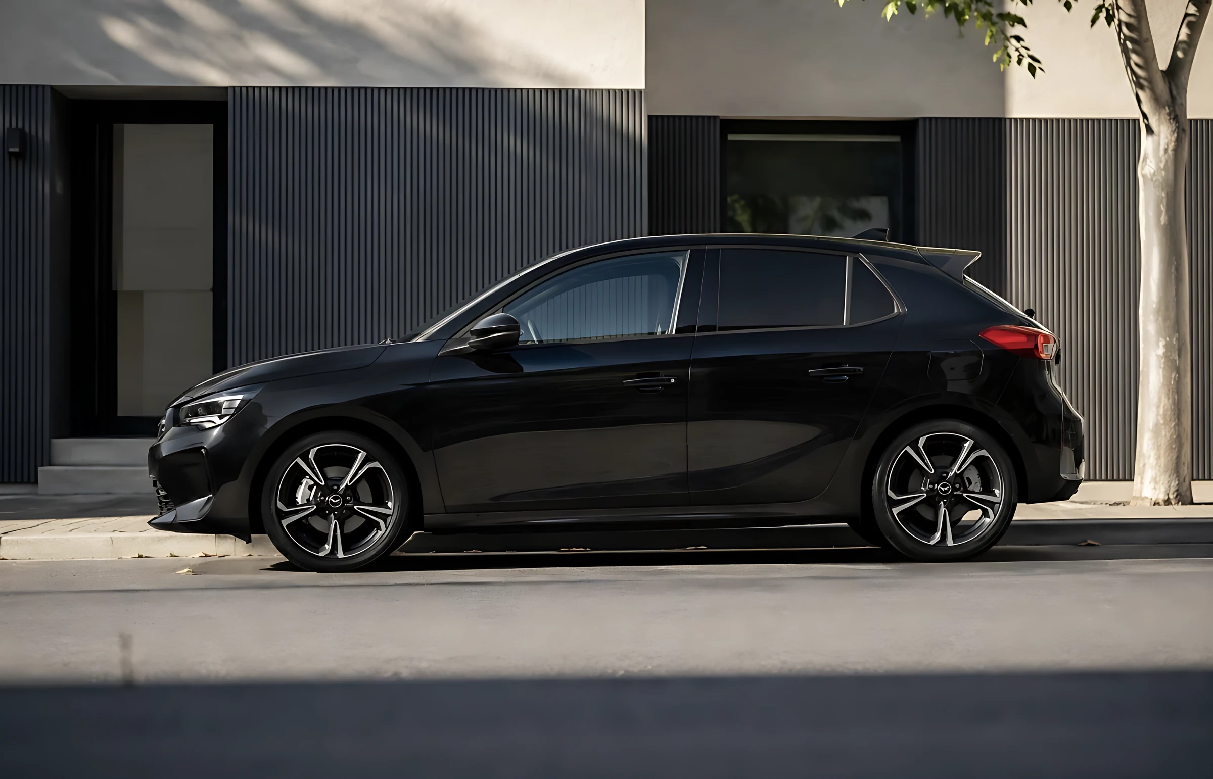 Opel Corsa GS negro aparcado de perfil en una calle de la ciudad